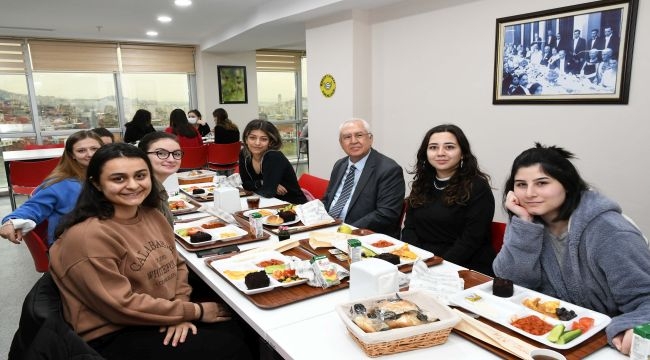 Başkan Selvitopu, öğrencilerin yeni yılını kutladı 