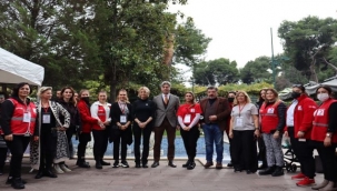 Kızılay kadınlarından yeni yıl kermesi