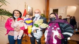 Seyyar çiçekçilerden Başkan Soyer'e teşekkür