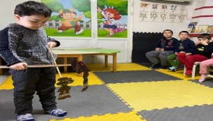 Anaokulu öğrencilerinden Karagöz Hacıvat gösterisi
