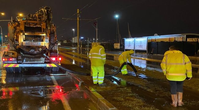 İzmir'de şiddetli yağış ve dolu etkili oldu