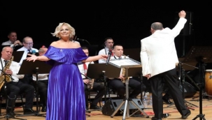 Karşıyaka'da aşk şarkıları söylendi