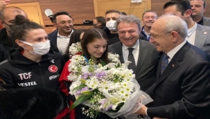 Kılıçdaroğlu'dan Bornovalı dünya şampiyonuna karşılama