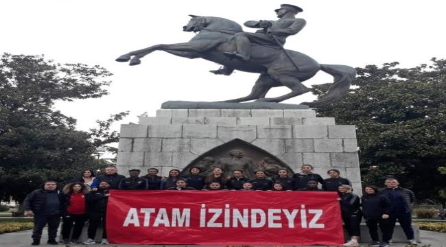 Konak Belediyespor oyuncuları galibiyet sonrası Ata'sına koştu