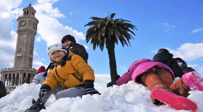 Konak Meydanı'na kar sürprizi