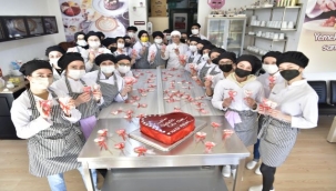 Kursiyerlerden Sevgililer Günü'ne özel pasta ve kurabiye