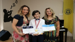 Bucalı küçük piyanist başarıya doymuyor