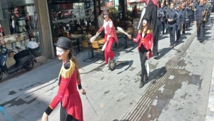 Dünya Tiyatro Günü İzmir'de de coşkuyla kutlandı