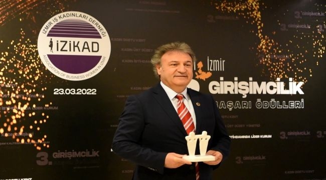 İZİKAD'dan Başkan İduğ'a ödül