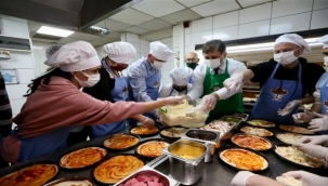 Gençlerle pizza yaptı