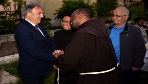Önce camii, ardından kilise iftarına katıldı