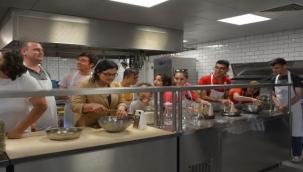 Anneleri için limonata ve şerbet yaptılar