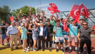 Başkan Batur,"Gelecek gençlerdedir"