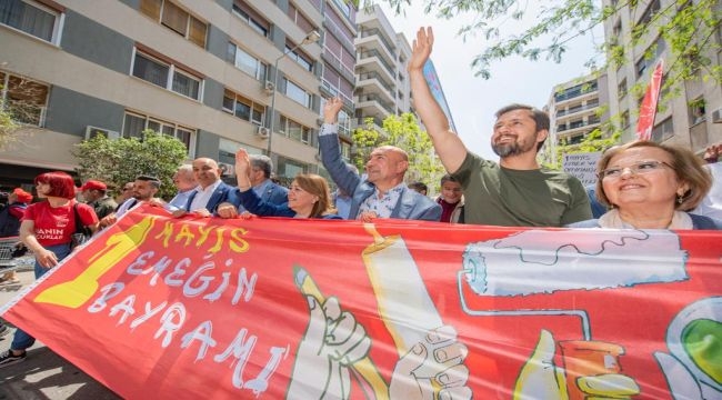 Başkan Soyer, 1 Mayıs'ı meydanda kutladı