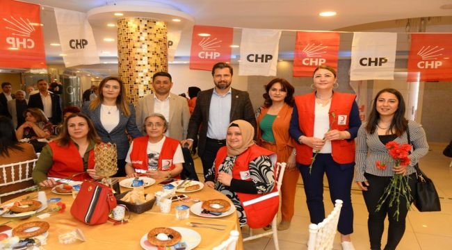 CHP İzmir'den anneler günü kutlaması