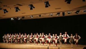 Ege'de renkli dans gösterileri