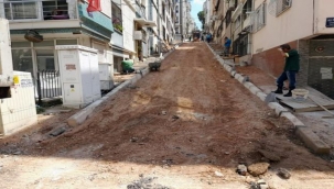 Asfaltını kendi üretiyor