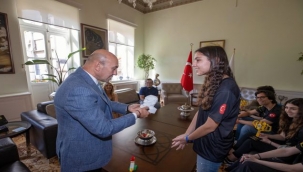 Başkan Soyer robot dünya şampiyonlarını ağırladı