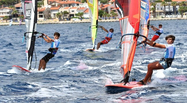 Rüzgar sörfü şampiyonasında renkli anlar