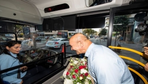 Başkan Soyer'den kadın şoföre otobüsünde ziyaret