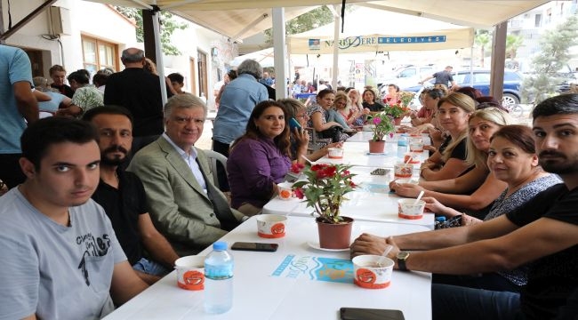 Aşure kazanları Narlıdere'de kaynıyor