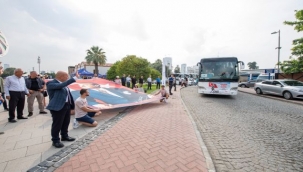 Başkan Soyer, Kocatepe'den İzmir'e taşınacak Türk bayrağını teslim etti