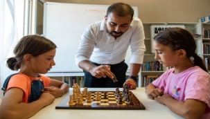 Köylerde çocuklara satranç eğitimi