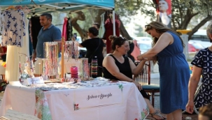 Narlıdere'de gece pazarına yoğun ilgi