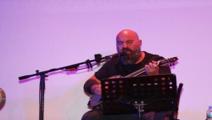 Sanathane'de Cümbüş var