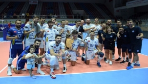 8. TSYD İzmir Voleybol Turnuvası'nda kazanan Arkas Spor
