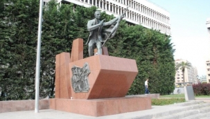 Hasan Tahsin Heykeli'ndeki rölyef çalınmak istendi