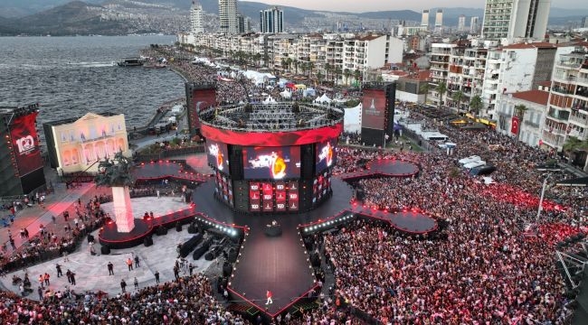 İzmir'in kurtuluşu dev sahnede