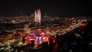 İzmirliler Gündoğdu Meydanı'na akın etti