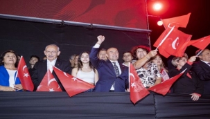 Kılıçdaroğlu ve Soyer Türk bayraklarıyla halkı selamladı
