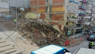 Konak'ta tehlikeli bina yıkıldı 