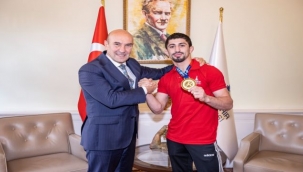 Başkan Soyer, Kerem Kamal'ı kutladı