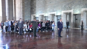 Gaziemirli çocuklar ve gençler Ata'sının huzurunda 