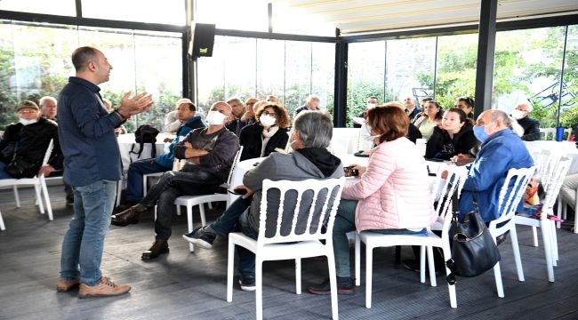 Bornovalı üreticilere zeytin budama eğitimi 