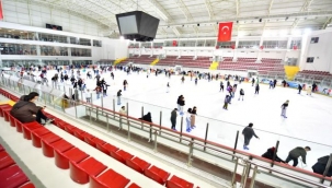 İzmir'de karneyi alan buz pistine koştu 