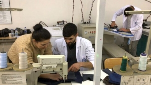 Türk ve göçmen deri dikim ve kesim operatörleri işbaşı yaptı