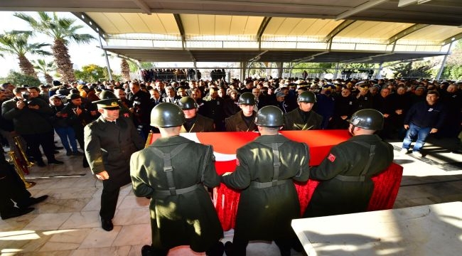 Deprem şehidi Eren Taşkın, İzmir'de toprağa verildi 