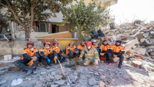 İzmir İtfaiyesi 6 yurttaşı sağ çıkardı