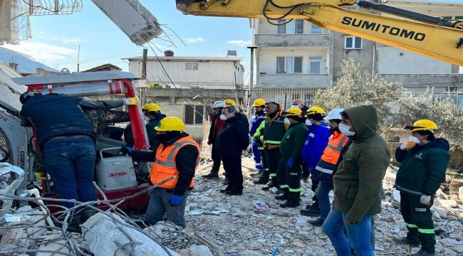 Konak Belediye Başkanı Abdül Batur, deprem bölgesinde 