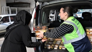 Bornova'da iftara sıcak yemek