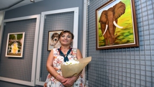 Babasının boyalarıyla sergi açtı