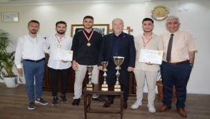 Başarılı Berberler Ata'yı ziyaret etti…