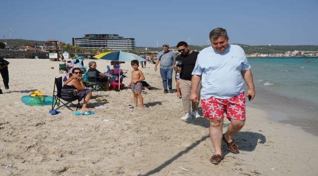 Başkan Oran Ilıca Plajı'nda çöp topladı