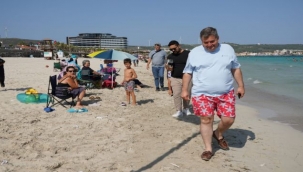 Başkan Oran Ilıca Plajı'nda çöp topladı