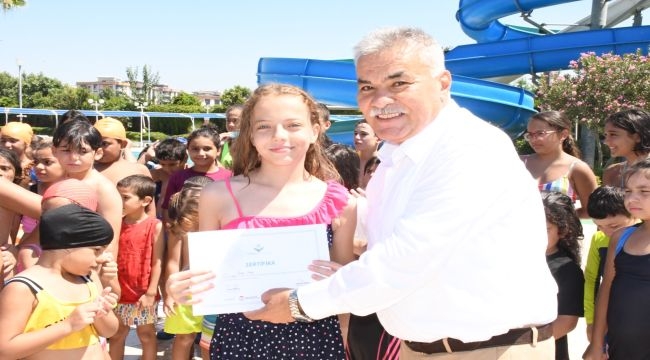 Torbalı'da yüzme öğrenen öğrenciler sertifikalarını aldı