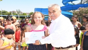 Torbalı'da yüzme öğrenen öğrenciler sertifikalarını aldı